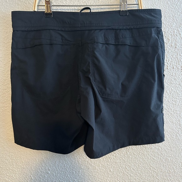Mountain Hardware Women’s Black Nylon Hiking Shorts Size 8 - Picture 2 of 8